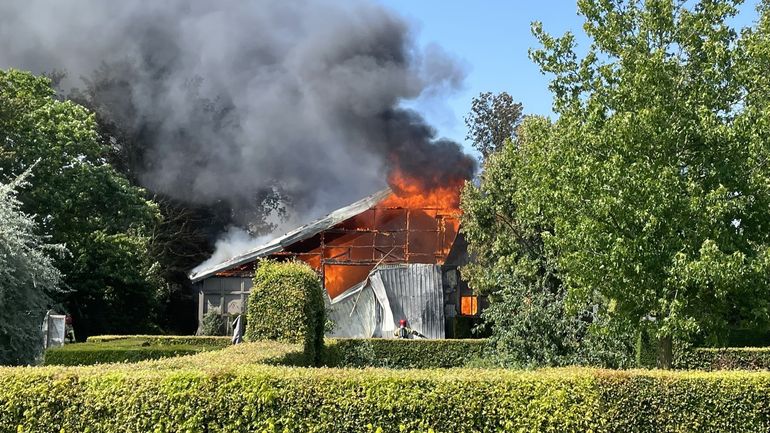 Zeer grote brand verwoest schuur aan Wisentweg in Dronten