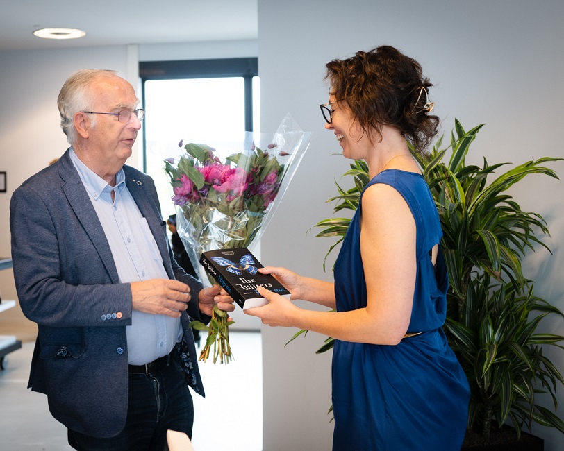 Thrillerschrijver draagt boek op aan ‘mentor’ Andries Greiner