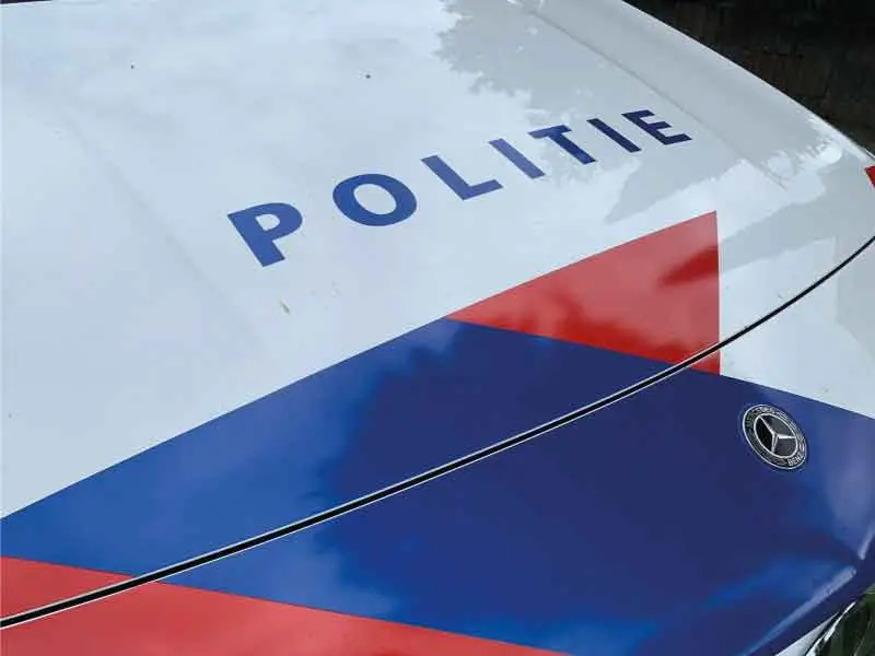 logo van de politie op de motorkap van een wagen