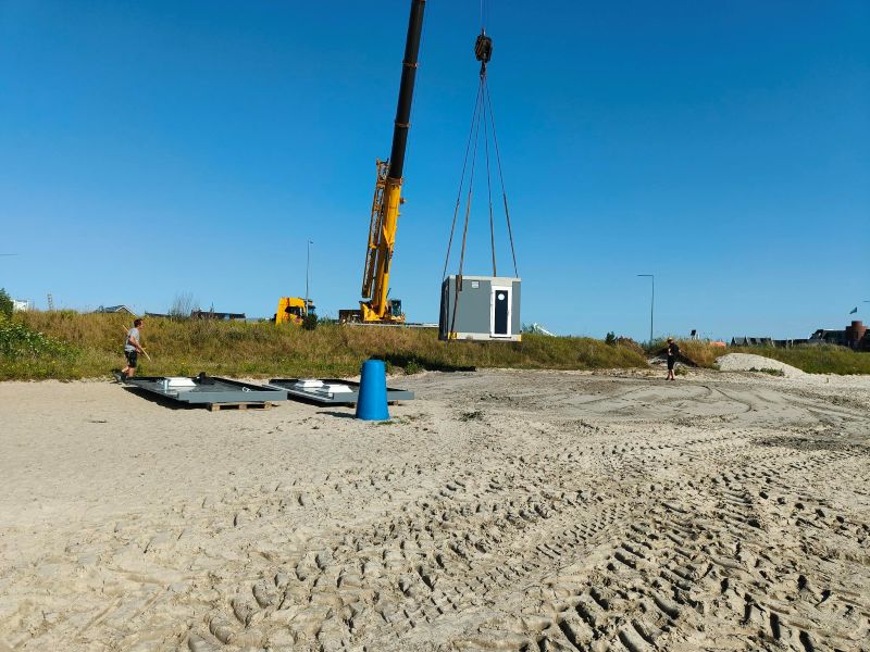 Nieuwe stap richting openstelling Lanterstrand: toiletgebouw geplaatst