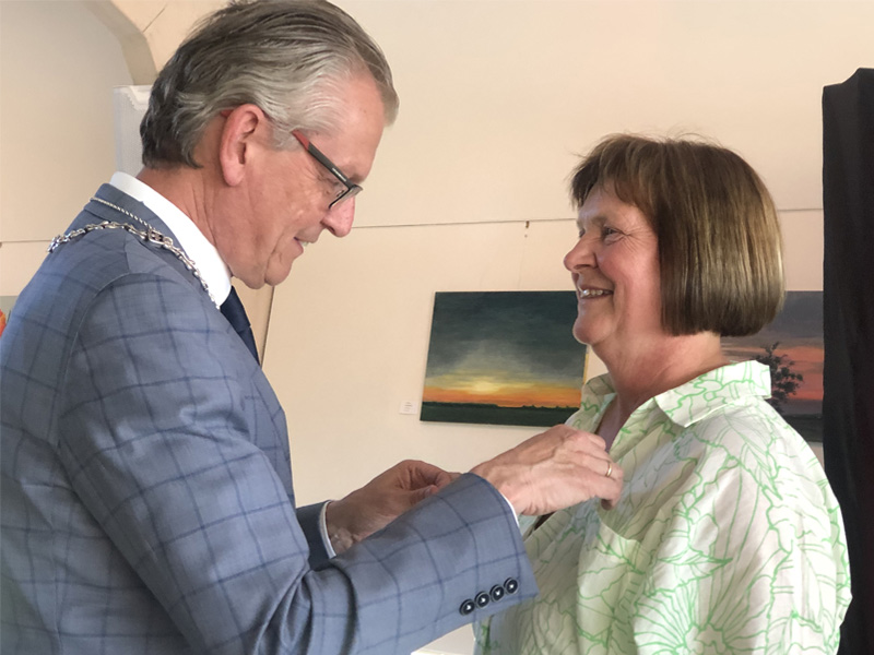 Marina van Arendonk krijgt bij afscheid waarderingsspeld